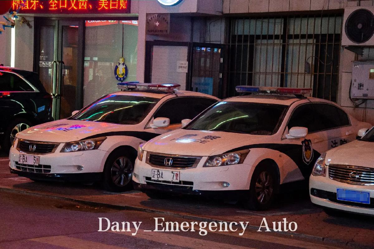 肃穆中的动力 镜头下的中山区人民法院警车